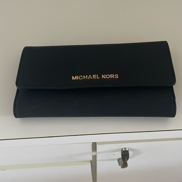 Brand new Michael Kors Jet Set Saffiano Leather Snap-front Wallet. - Picture 1 of 3